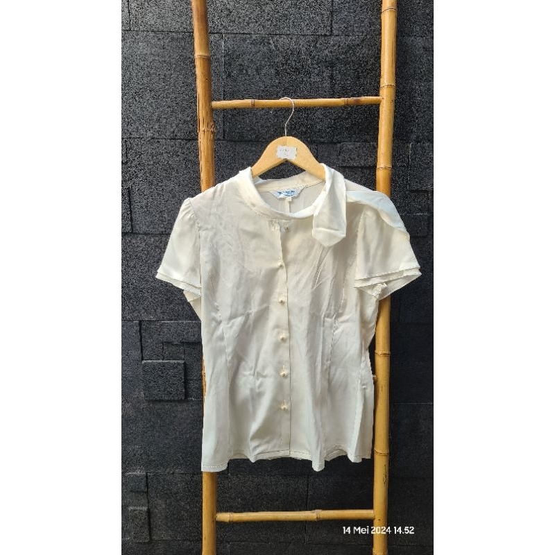 PRELOVED / BAJU BEKASKU - KEMEJA PUTIH