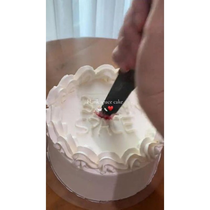 

kue blankspace, blank space cake