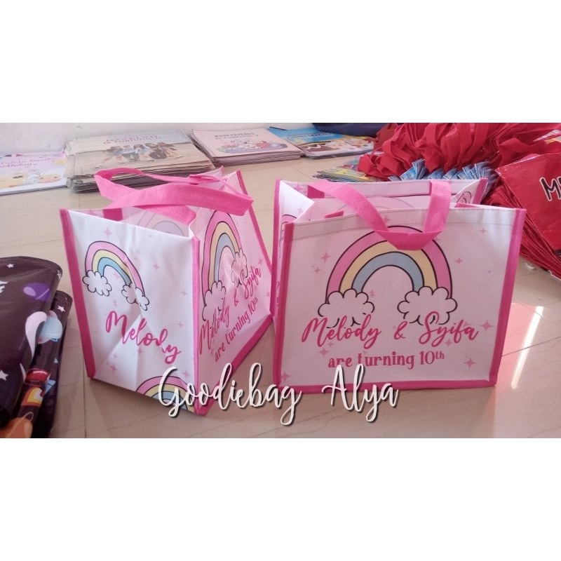 

TAS ULTAH FULL PRINTING CUSTOM UK. 20x25x14 cm