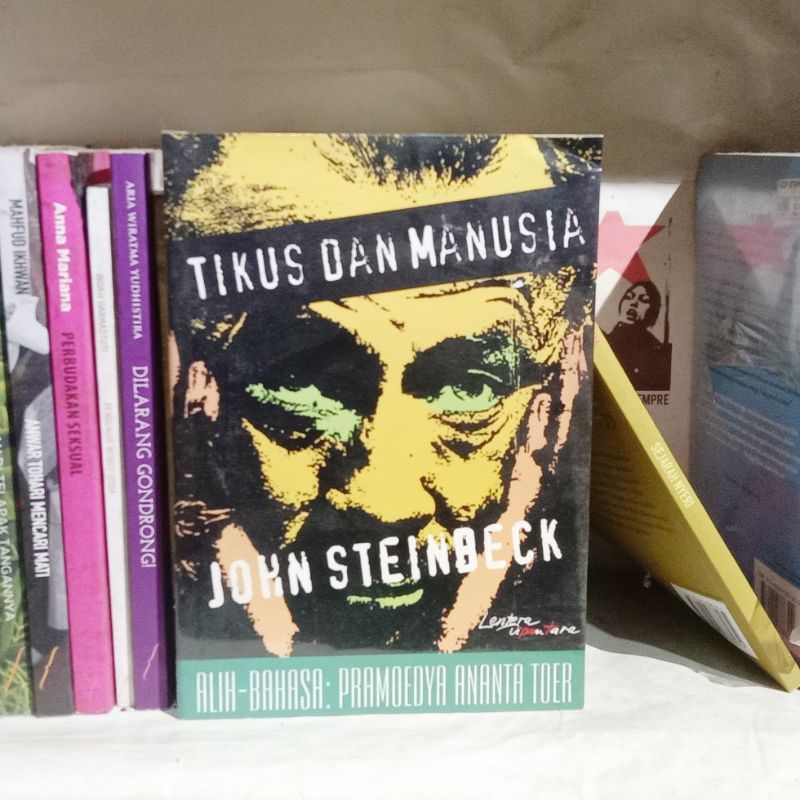 John Steinbeck Dataran Tortilla | The Moon Is Down | Of Mice and Men | Bulan Turun | George and Lenn