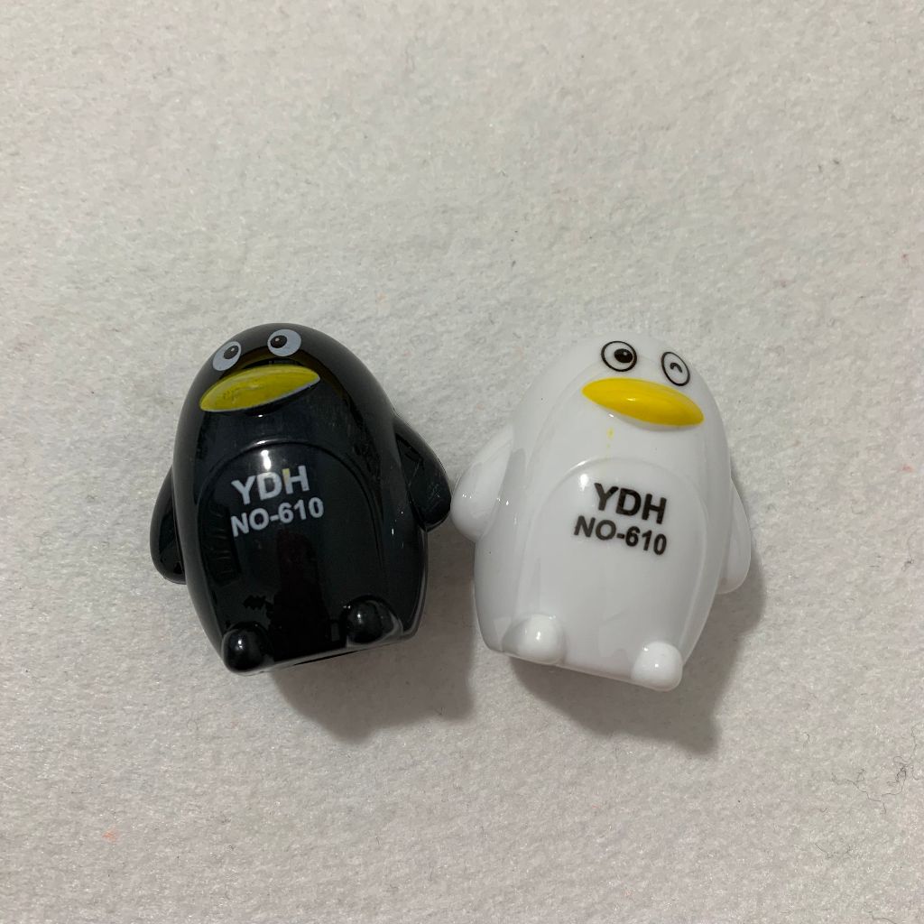 

Rautan Pensil Karakter Penguin Hitam Putih RANDOM Sharpener Perlengkapan Sekolah Anak Pertajam Pencil Super Tajam Murah Terjangkau Orotan Petelot Manual Putar Sampai Lancip Tri Tunggal Malang
