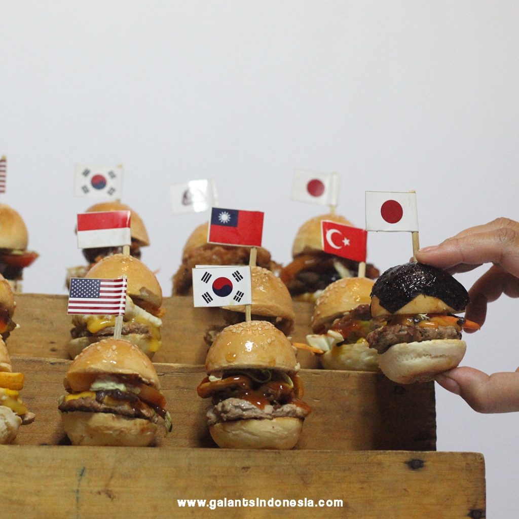 

G&C Regular Little Monster Birthday Burger 5cm (Birthday Cake Aesthetic)