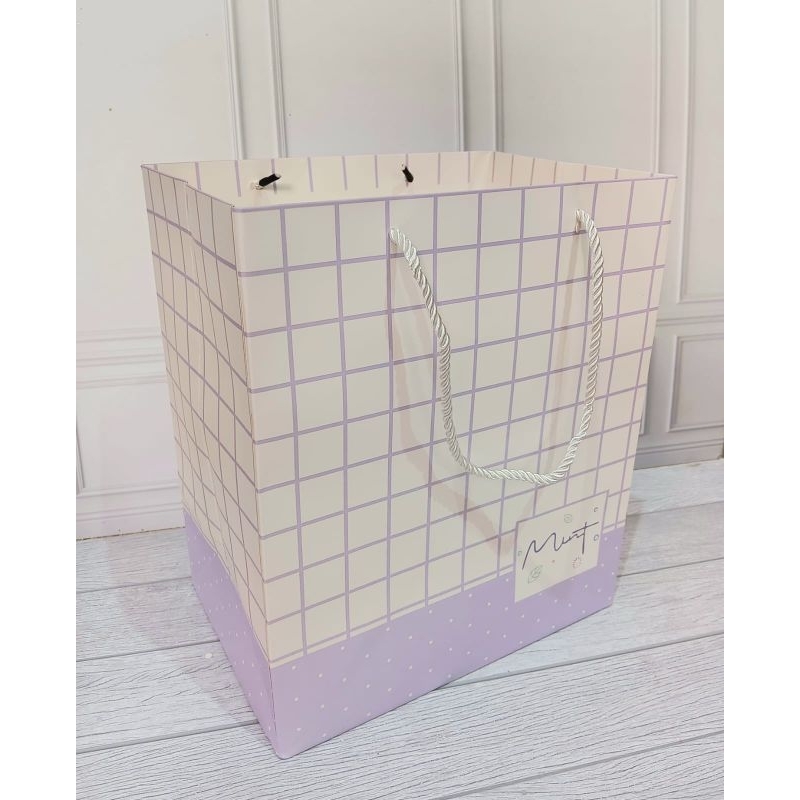 

PAPER BAG SEDANG UKURAN 26x17,5x30,5 cm/PAPER BAG MOTIF LEBAR