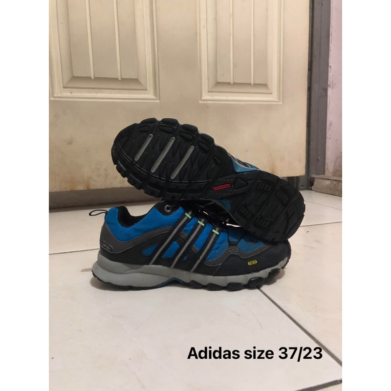 sepatu outdoor Adidas second size 37