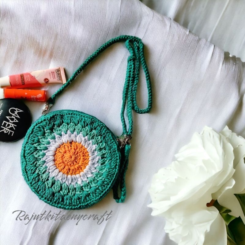 TAS SELEMPANG BUNGGA DAISY RAJUT