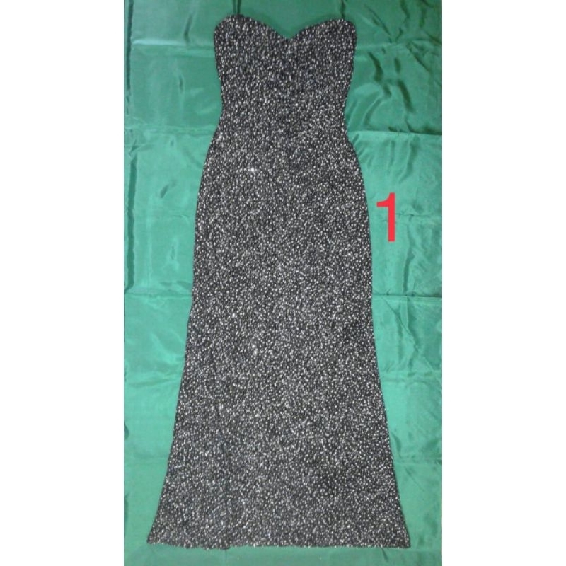 A) Gaun pesta wanita stretch hitam mengkilap Jessica McClintock.