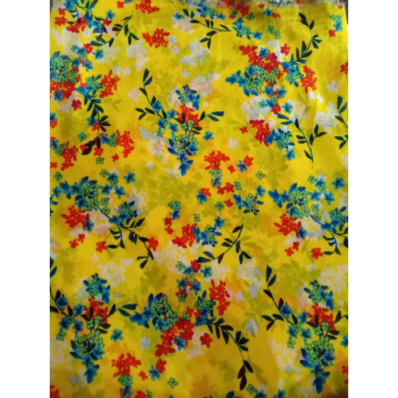 KAIN CERUTI TIPIS MOTIF BUNGA MERAH BIRU DASAR KUNING (3,4 m = Rp88.000)