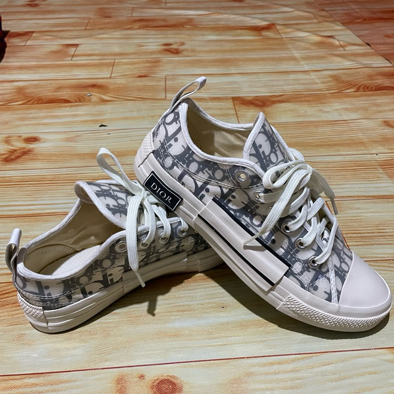 sepatu converse dior size 40/kaki size 41 masuk