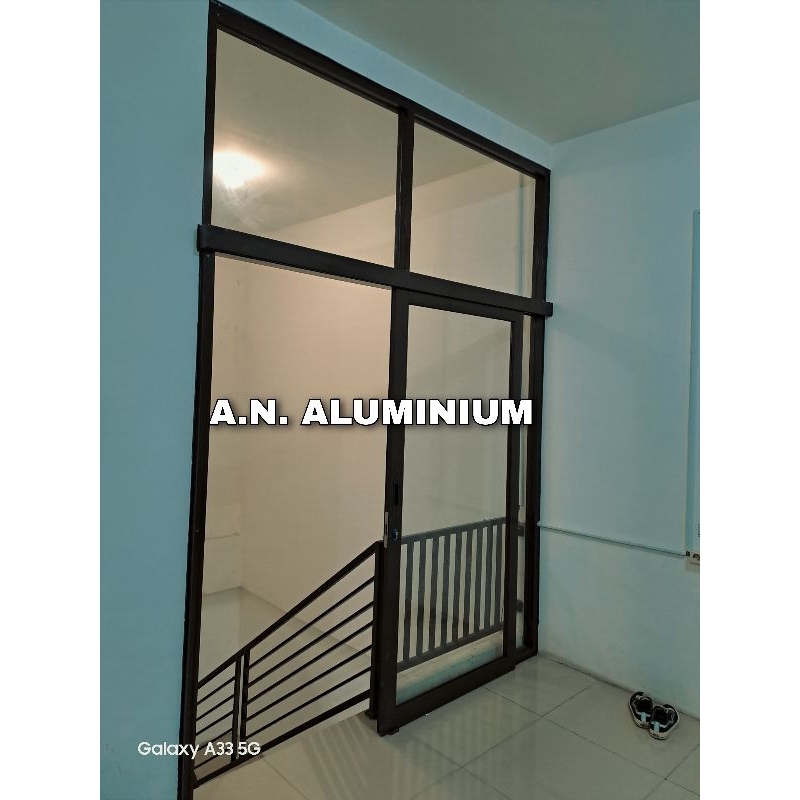 PARTISI PENYEKAT RUANGAN PINTU SLIDING DAN KACA MATI UKURAN CUSTOM