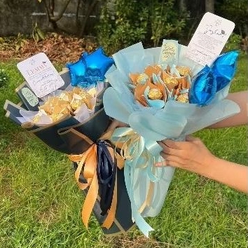 

Buket Coklat Ferrero Rocher - Dried Flower Hand Bouquet Wisuda - Hazel Nut - OJOL ONLY