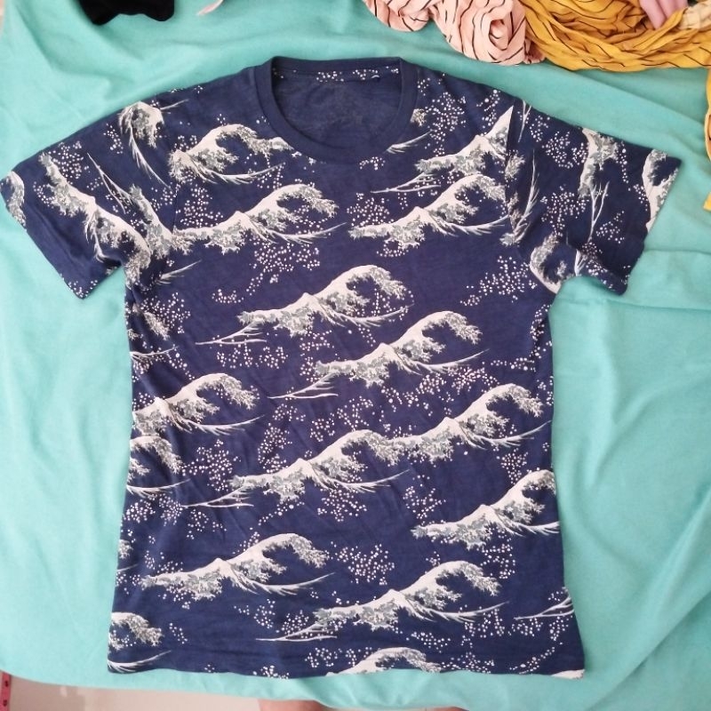 UT Shirt Uniqlo x Hokusai Preloved