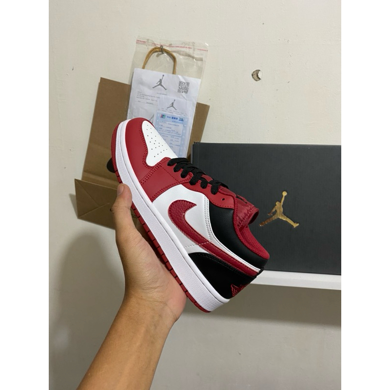 sepatu sneakers air jordan low chicago bulls white gym red and black original quality