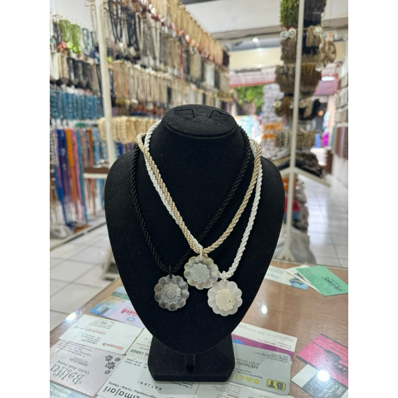 Kalung monte bunga matahari