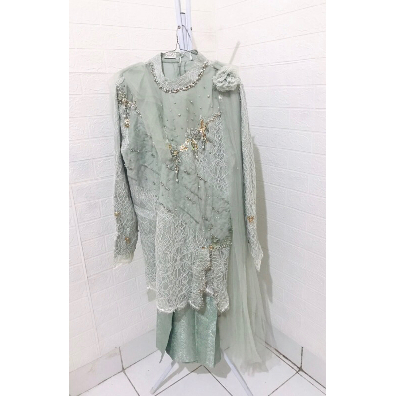 Preloved Kebaya Ivory studio sage green Muat BB 85kg