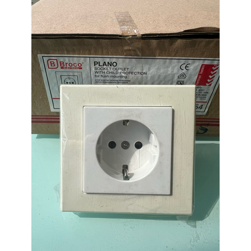 socket outlet/colokan listrik/colokan listrik tanam broco