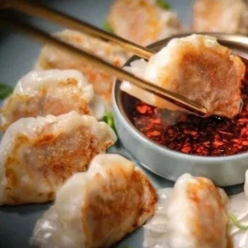 

gyoza ayam saus chilli oil isi 10