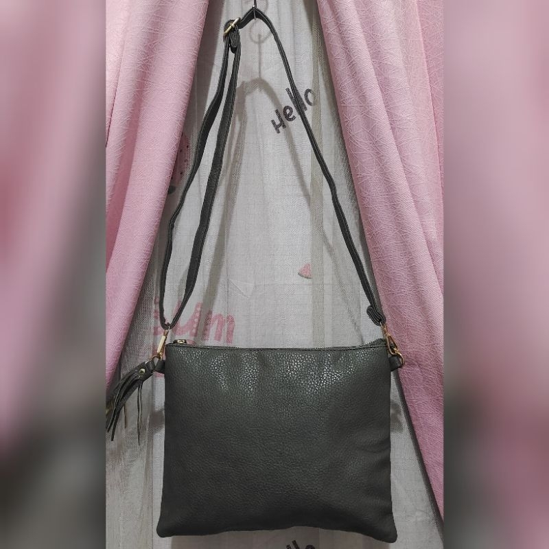 sling bag kulit. sling bag wanita. sling bag preloved. tas selempang