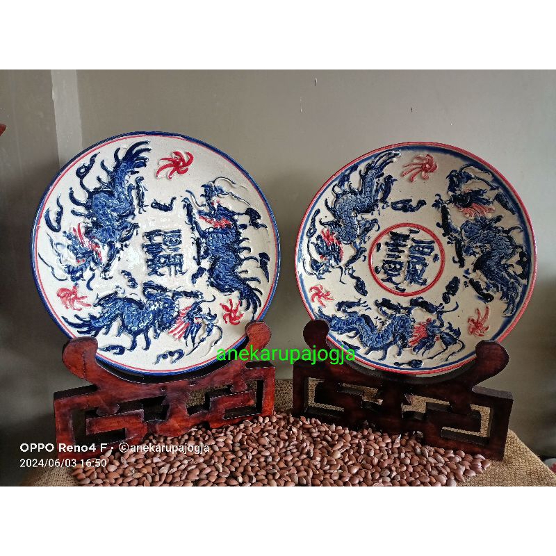 2 buah piring keramik lukis motif naga timbul untuk dekorasi hiasan dinding