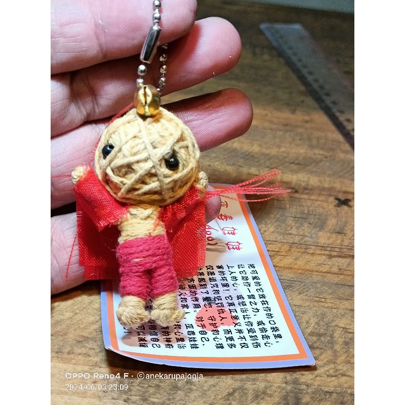 gantungan kunci boneka vodoo jubah merah