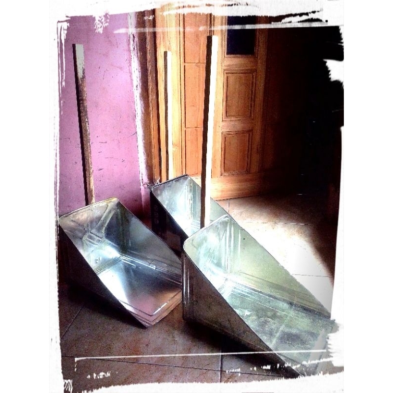 Serok sampah gede / serok plat seng tebal / serok blik/ pengki/cikrak/ pengki gede/ pengki besar/ser