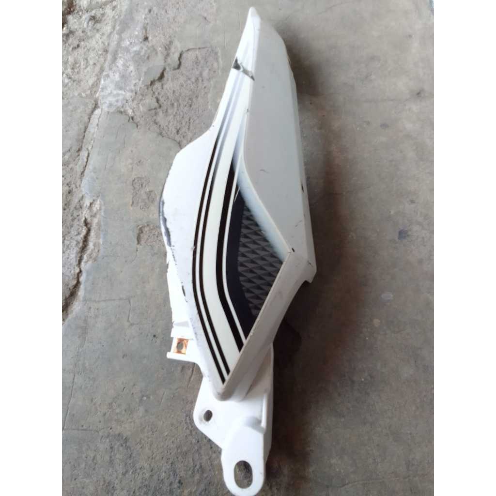 Cover body samping belakang sebelah KIRI Yamaha Byson karbu Original
