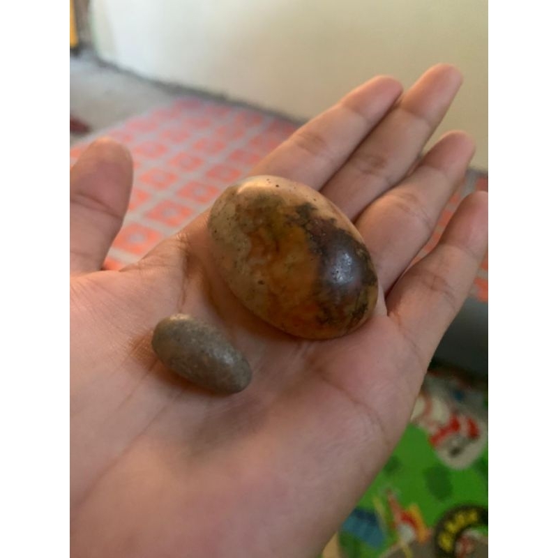 Jimatan sepasang batu kuno antik