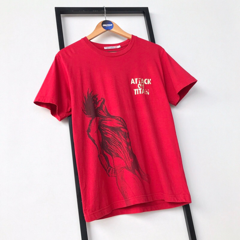 Kaos UNIQLO x AOT Original Attack On Titan Manga Anime Levi Eren