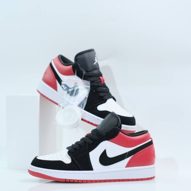 AIR JORDAN 1 LOW BLACK RED WHITE BNIB