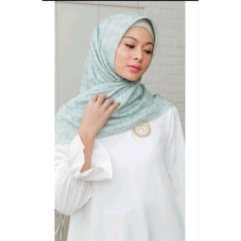 PRELOVED Wearing Klamby Scarf Amara Mashrabiya Magnolia