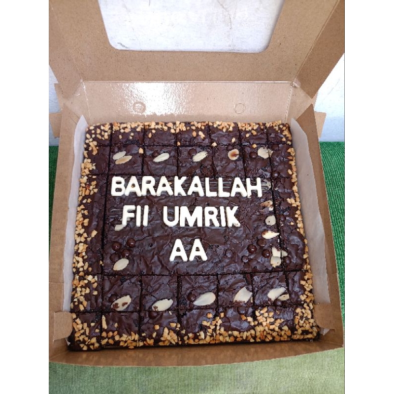 

Brownies Sekat Custom Nama size 20x20 Cm. Brownies ulang tahun, Brownies ucapan