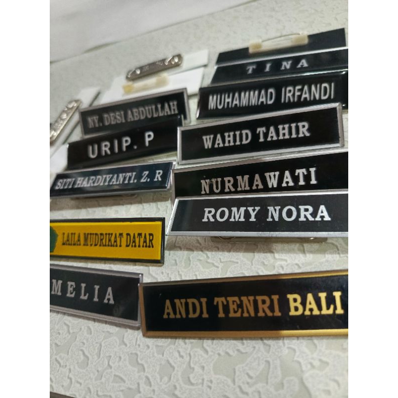

papan nama acrilic/peniti/jarum
