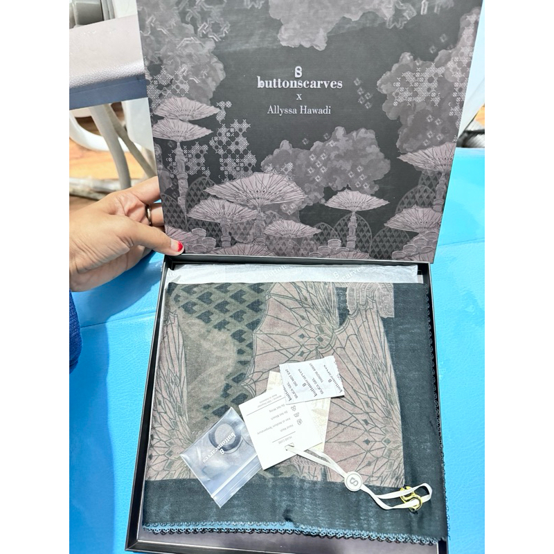 Buttonscarves Medina Brave.