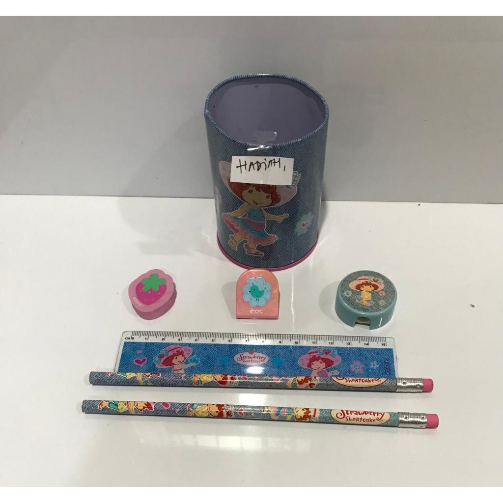 

STATIONERY SET STRAWBERRY SHORTCAKE ORIGINAL WARNA BIRU 6 Pcs + 1 KALENG HADIAH (SEDIKIT PENYOK)