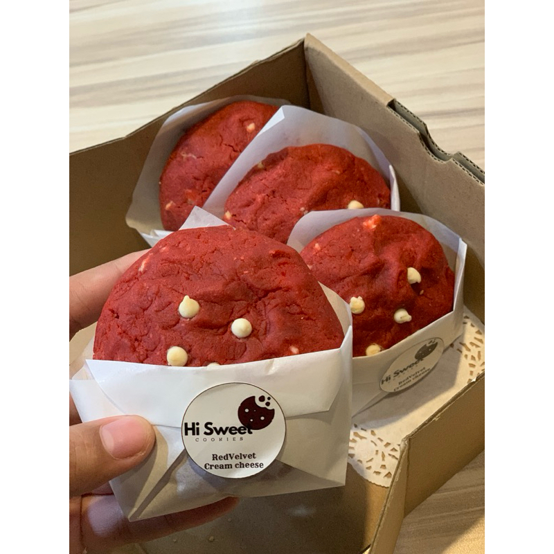 

Soft cookies Red velvet cream cheese by hisweetbychezia (1 box isi 4 pcs cookies ukuran 8X8) dengan topping white choco chips dan isi cream cheese yg lumer