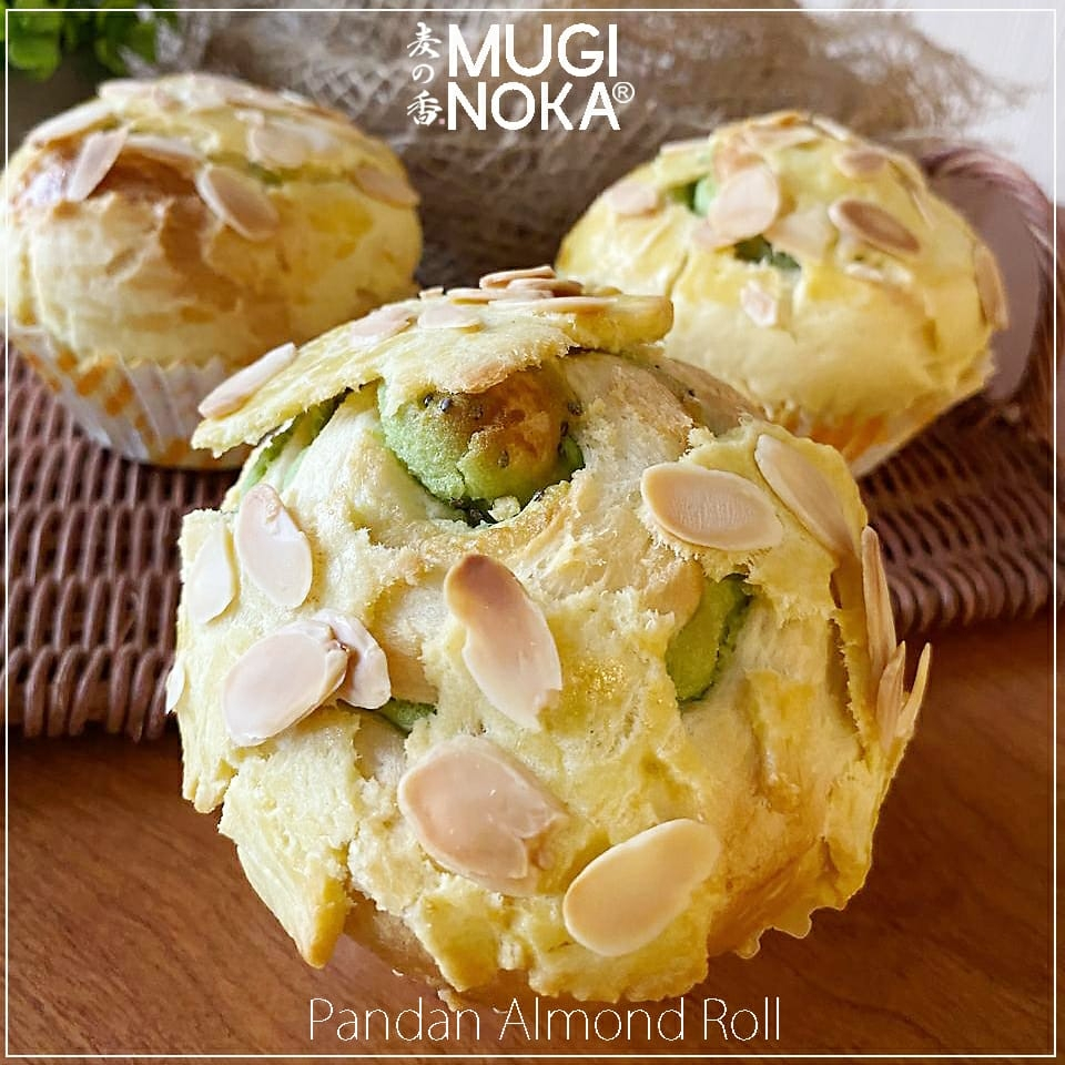 

Roti Taiwan Pandan Almond Roll Muginoka Bakery