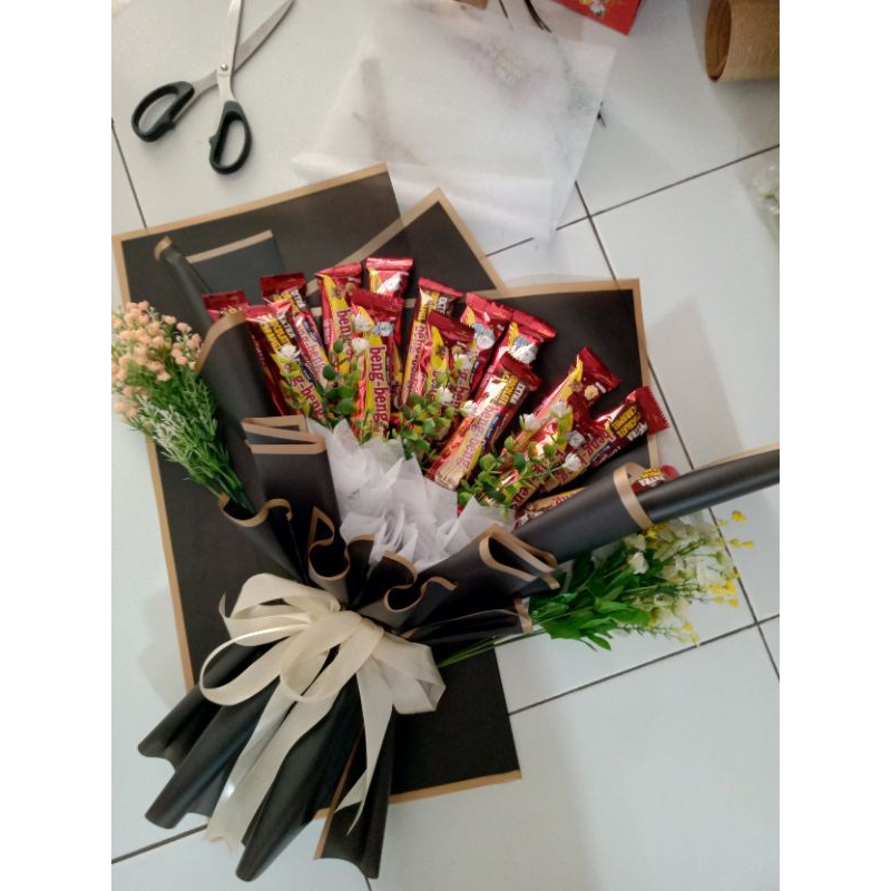 

Buket beng beng/buket wisuda/ide hadiah/kado buket/buket snack