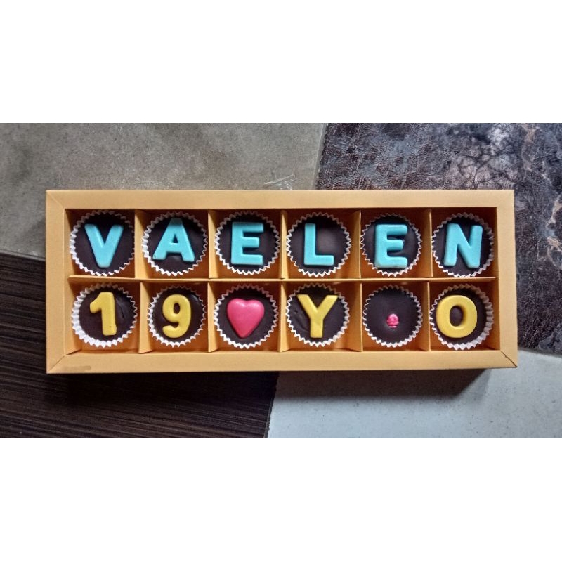 

Kado ulang tahun/anniversary/wedding Cokelat Alfabet (12 huruf)