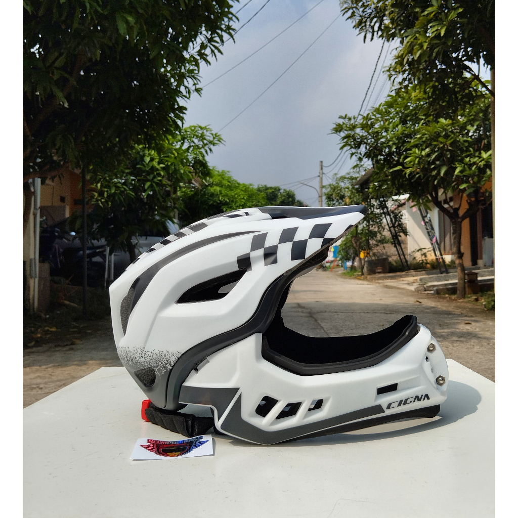 HELM PUSH BIKE BALANCE BIKE MERK CIGNA