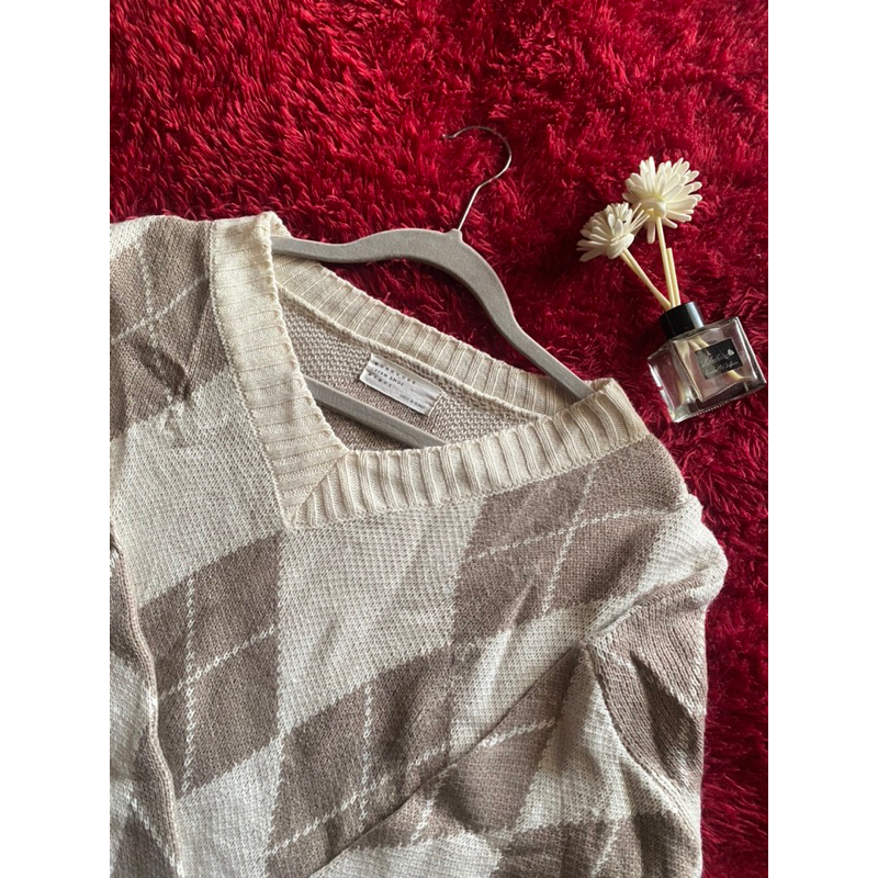 Sweater knit cream v neck motif ketupat