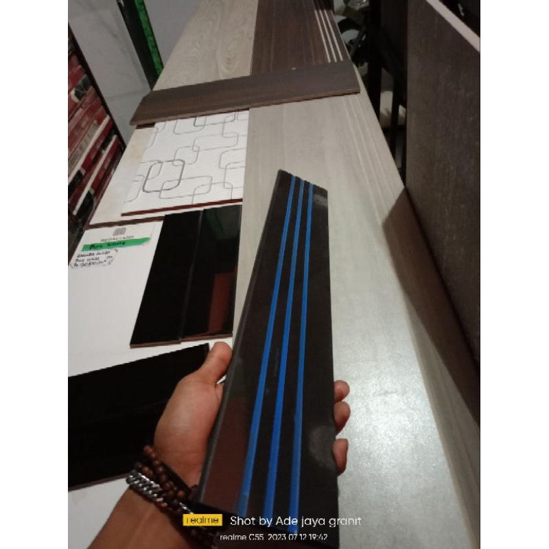 Lis plint granit 10×60 hitam  stepnosing bevel satu sisi