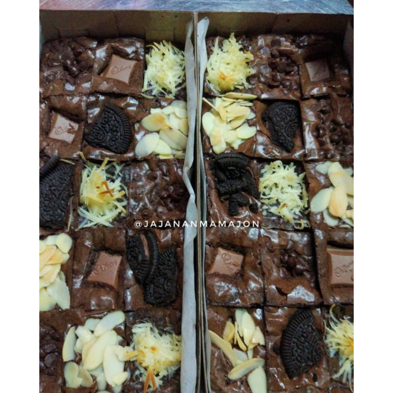 

Brownies potong toping standar 22×22 cm