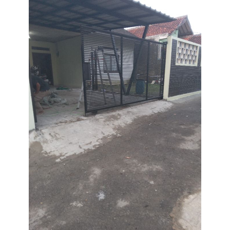 Pagar besi minimalis jarak 8cm antara holo dan holo