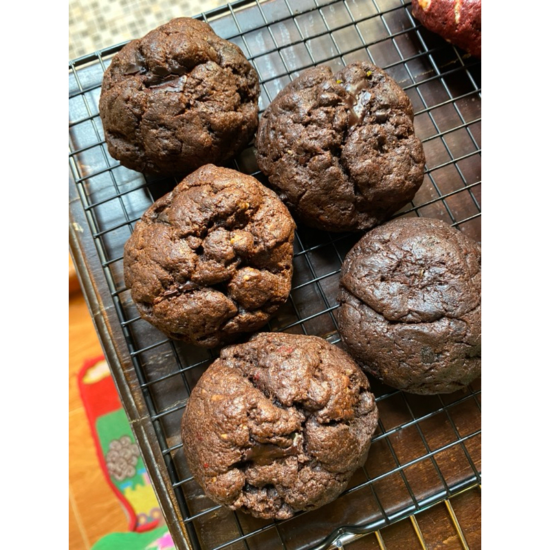 

TRIPLE CHOCOLATE COOKIES (ISI 3 PCS) / SOFT COOKIES by Duaempat_tujuh