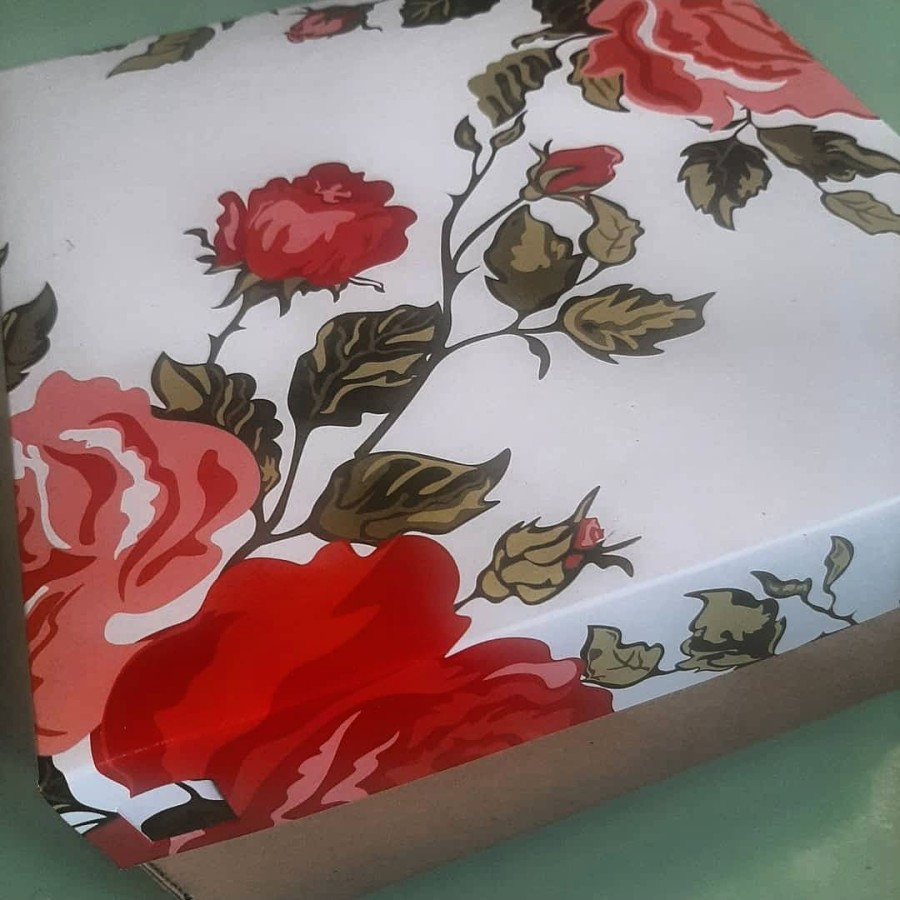 

( 5 pcs ) Box Kotak Lapis Legit Ukuran 25x25cm Dus Motif White Rose Hampers Kemasan Roti Bolu