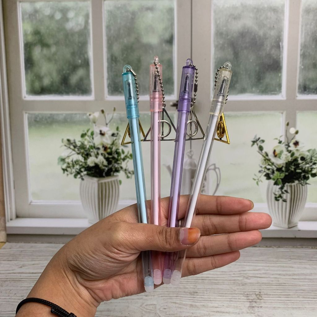 

PG-1268 PEN GANTUNGAN DEATHLY HALLOWS HARRY POTTER TINTA HITAM / PULPEN GANTUNGAN LAMBANG LINGKARAN DALAM SEGITIGA TERBARU BISA COD