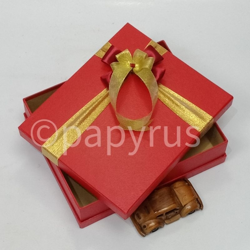 

PAPYRUS Sandwich 25x30 Tinggi 8cm Kotak Kado Gift Box V3