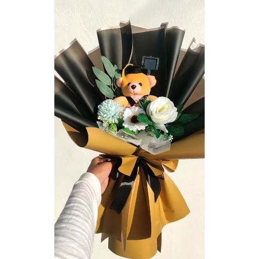 Buket Bunga Putih dan Boneka Wisuda Coklat Kertas Warna Hitam Gold