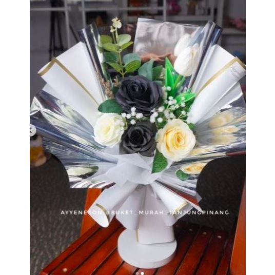 Buket Bunga Rose Hitam Putih Kertas Warna Putih