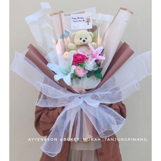 Buket Bunga Lily Pink-Biru dan Boneka Beruang Putih Kertas Warna Coklat Putih