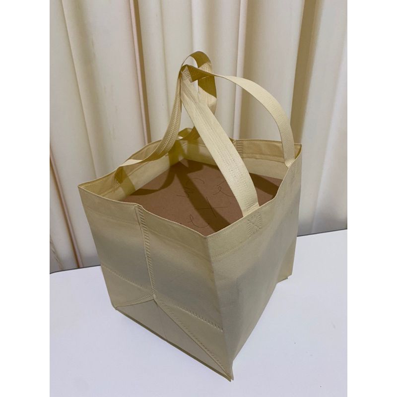 

handle box press /tas spunbond polos pres/goodie bag/cake bakery/tas belanja/tas box nasi 22x22